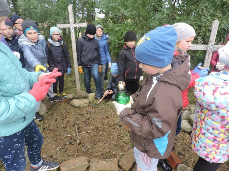 Sprzątanie grobów w Melanowie